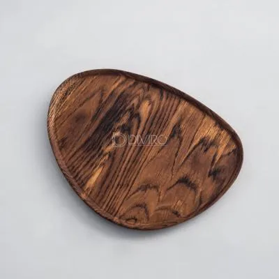 Изогнутая деревянная тарелка с обжигом, дуб 25×20 см от мастерской DIVIRO