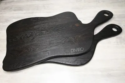Большая чёрная доска с ручкой, обожжённый дуб 60×30 см от мастерской DIVIRO